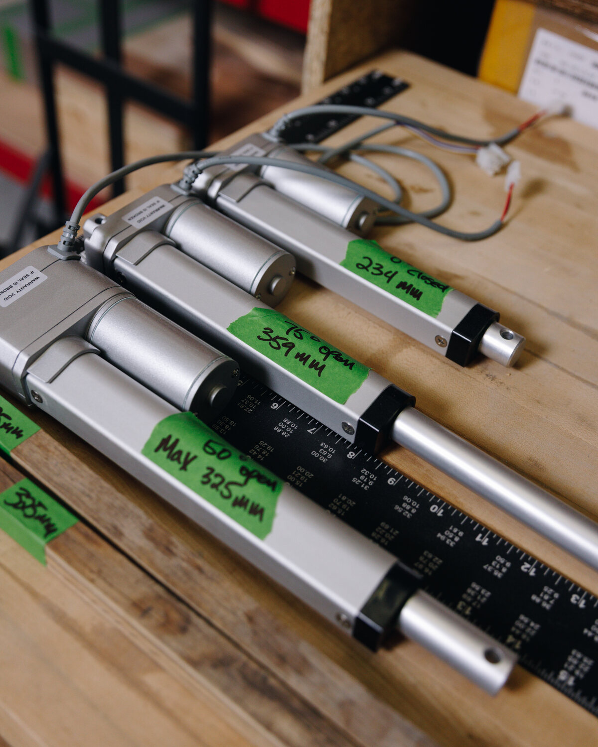 Assisted-lift gas strut